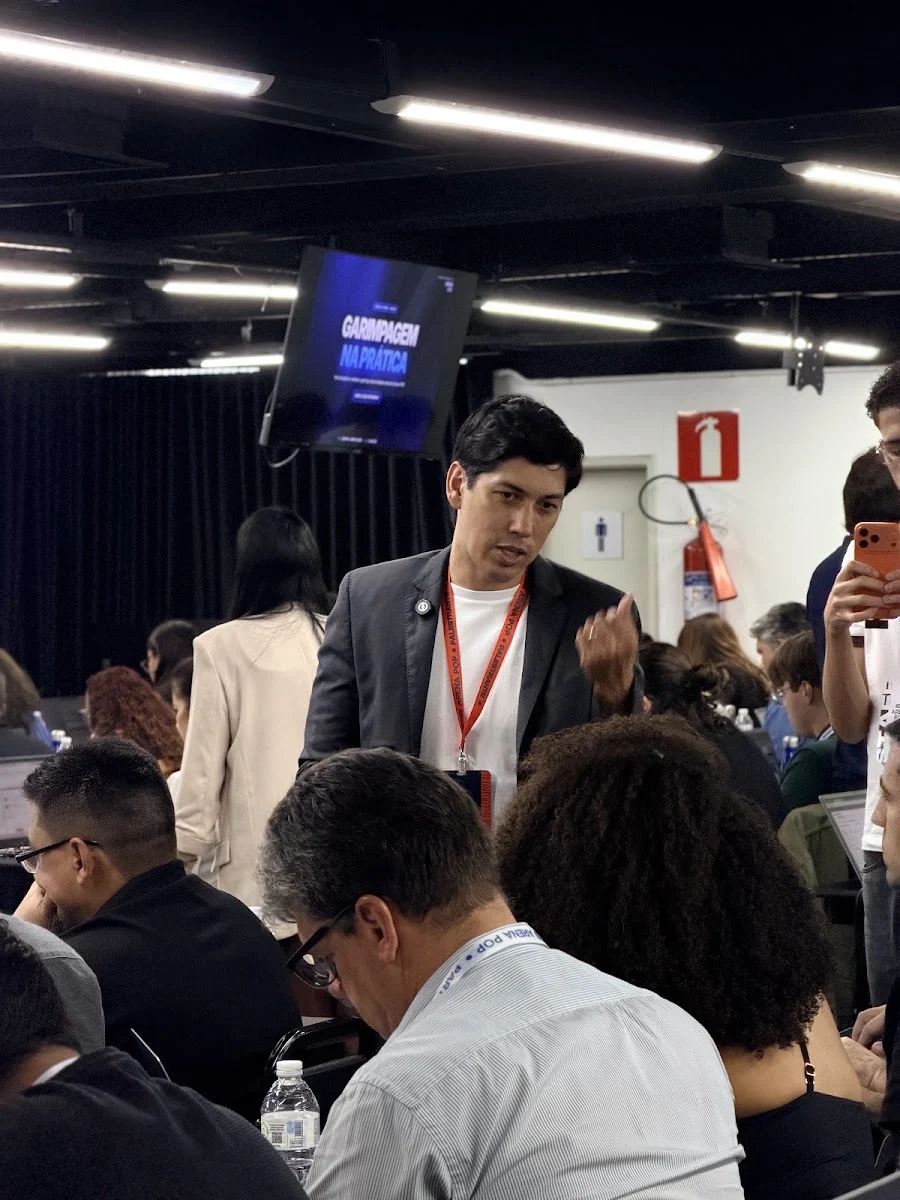Guaraci acompanhando o trabalho de um grupo