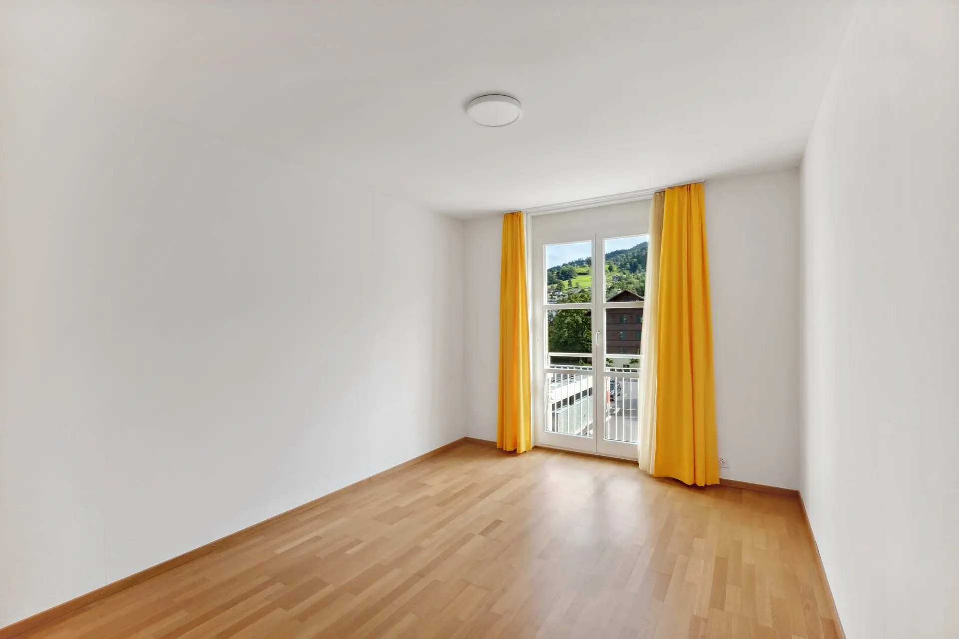 Lichtdurchflutetes Zimmer mit Aussicht ins Grüne in Kriens