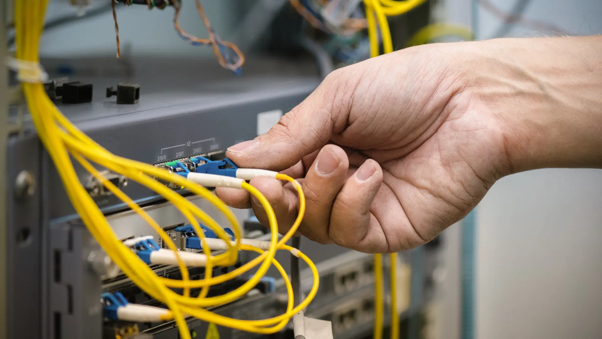 Technicien fibr eoptique effectuant un branchement