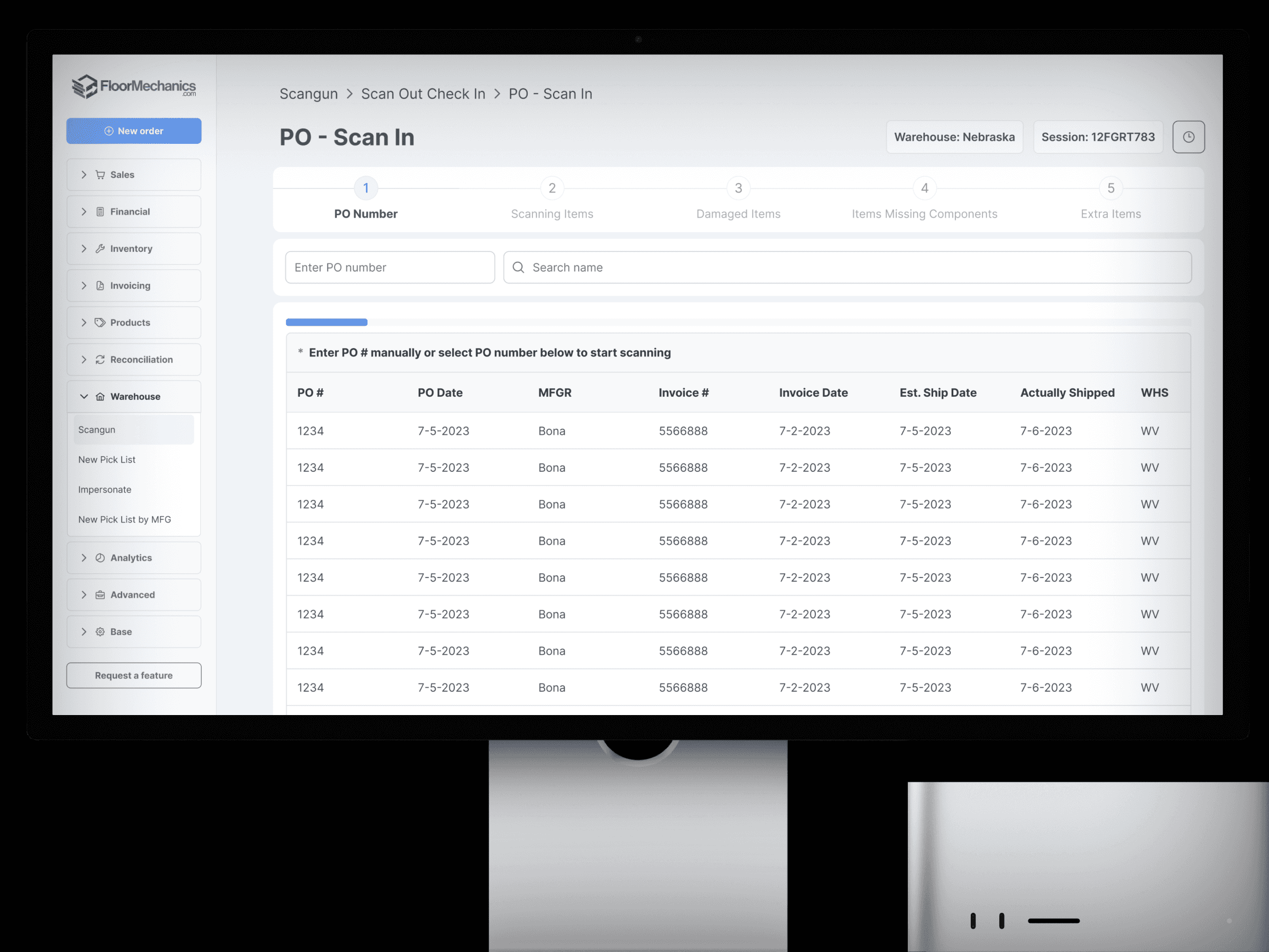 На экране компьютера отображается интерфейс программы управления складом под названием «PO — Scan In». В нём представлен список заказов на поставку и их детали, при этом особое внимание уделяется отслеживанию и систематизации заказов.