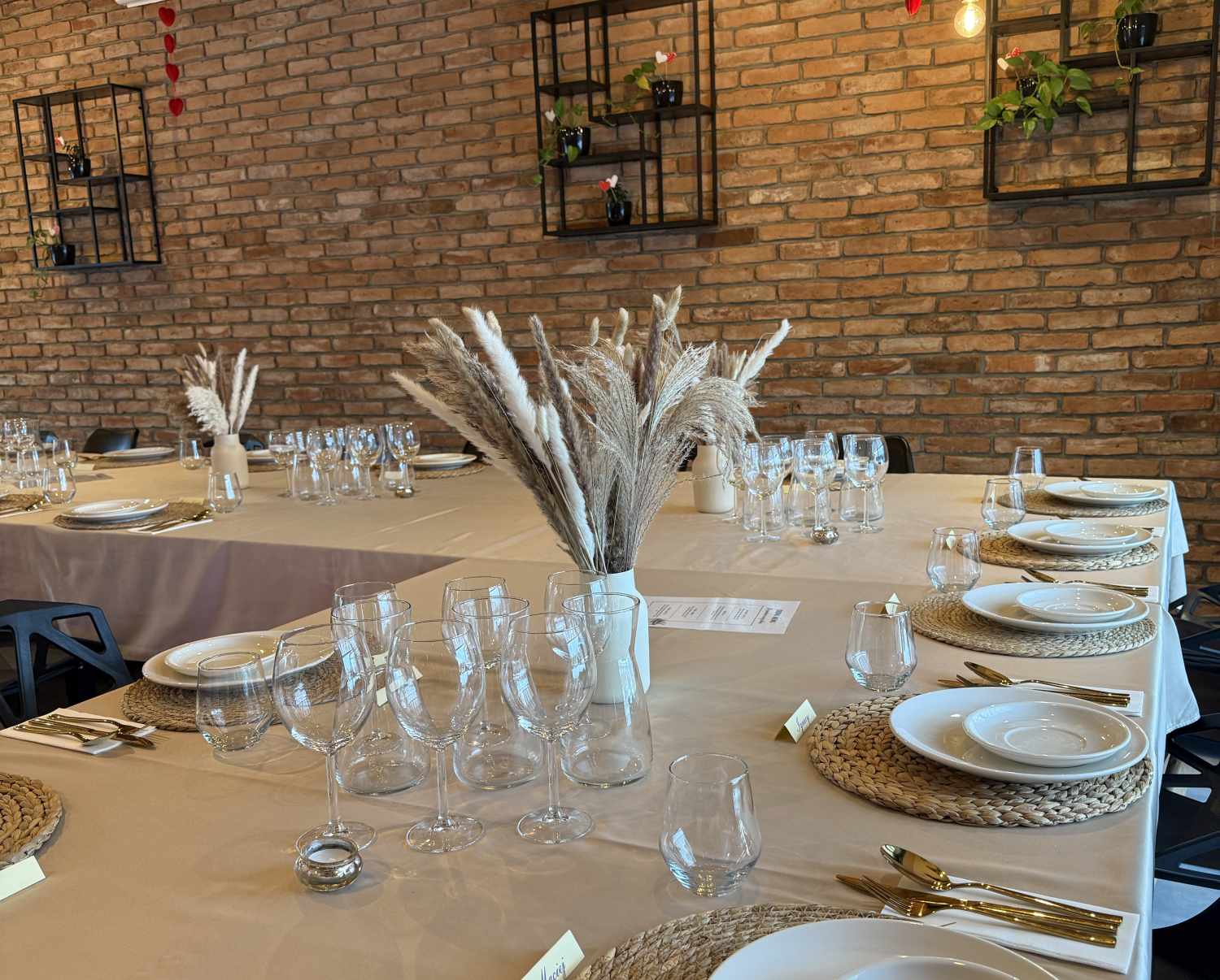 Spokojne urodziny dorosłych w restauracji