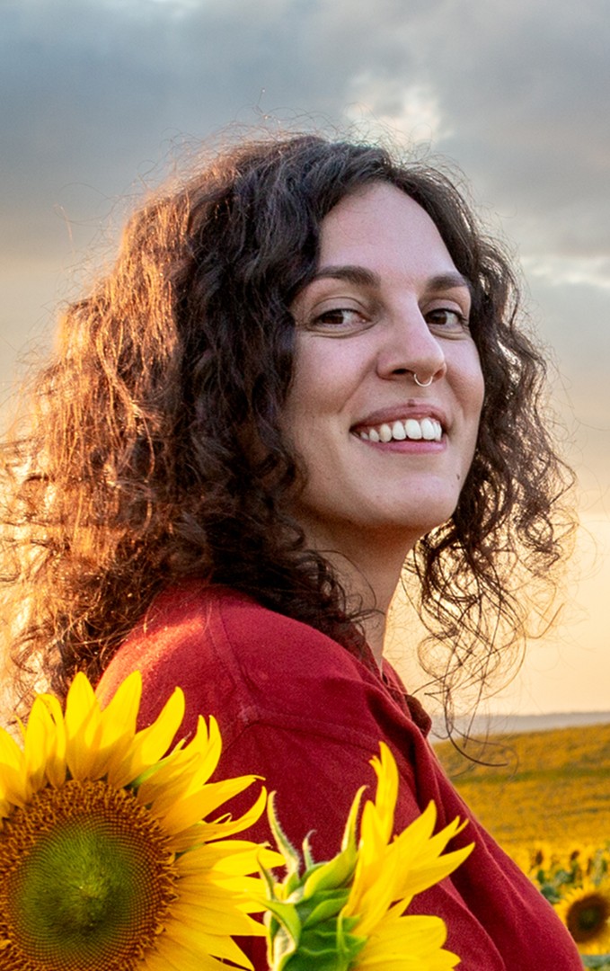 Sublime femme dans des tournesols experte en UX/UI Design