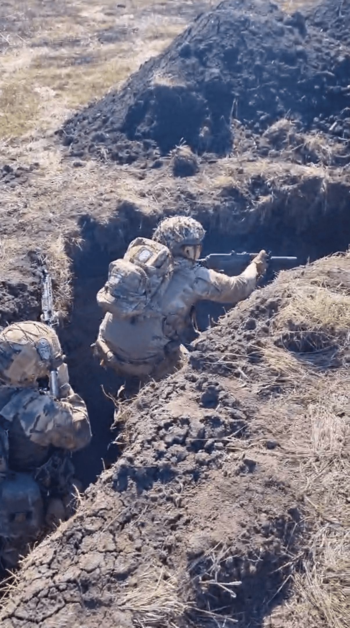 soldados entrenando combates en trinchera