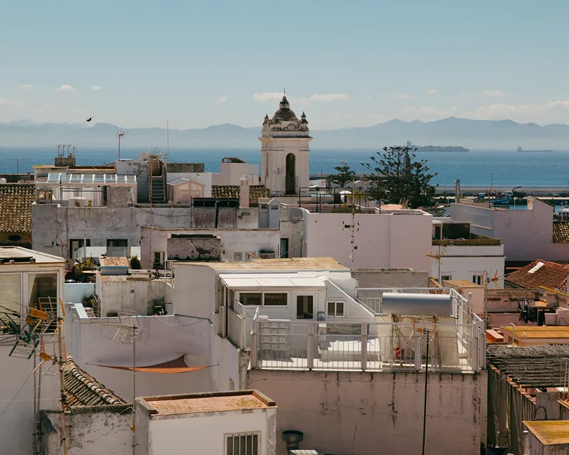 Atemberaubender Blick vom Dach über die Stadt Tarifa und den Ozean von der Tarifa Surf House