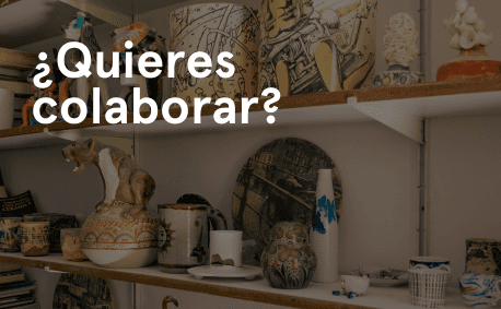 Estantería con obras cerámicas de Emilia Guimerans