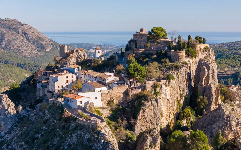 Vi sykler innom den lille, vakre fjellbyen Guadalest | Expa Travel