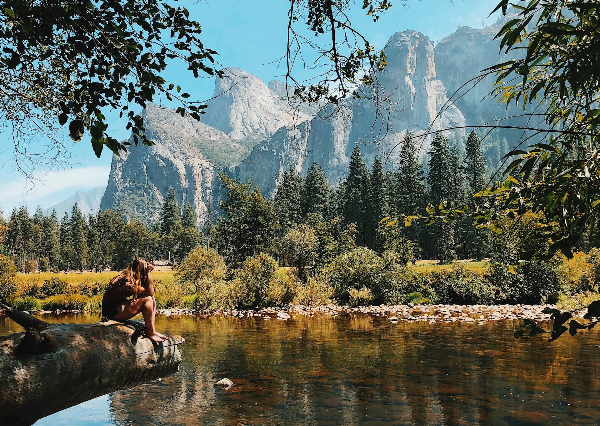 Girl sit down in front of a lake