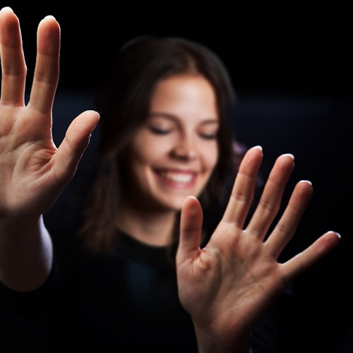 一位闭着眼睛、伸出双手的女士