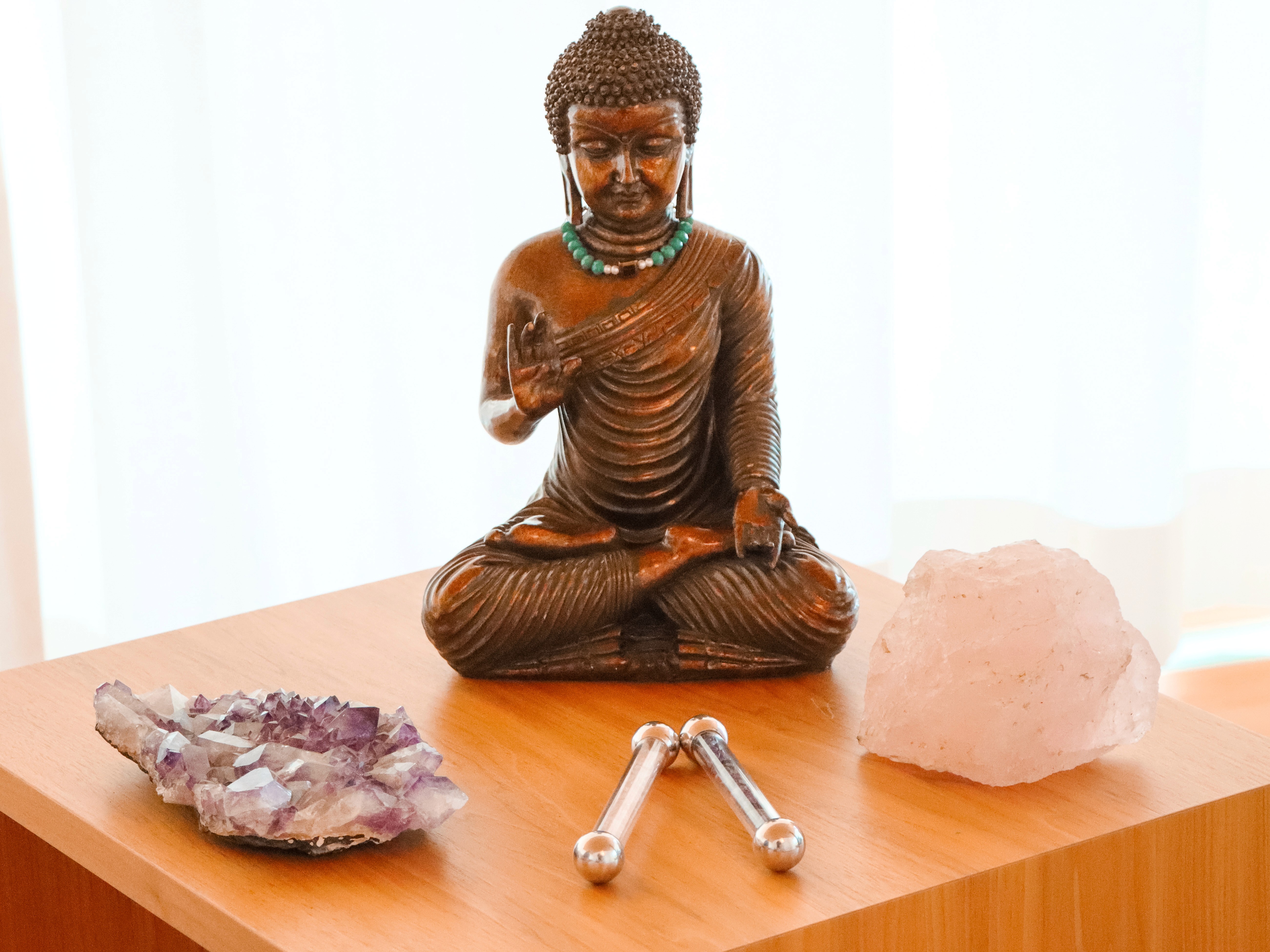 Buddham, umgeben von Kristallen.