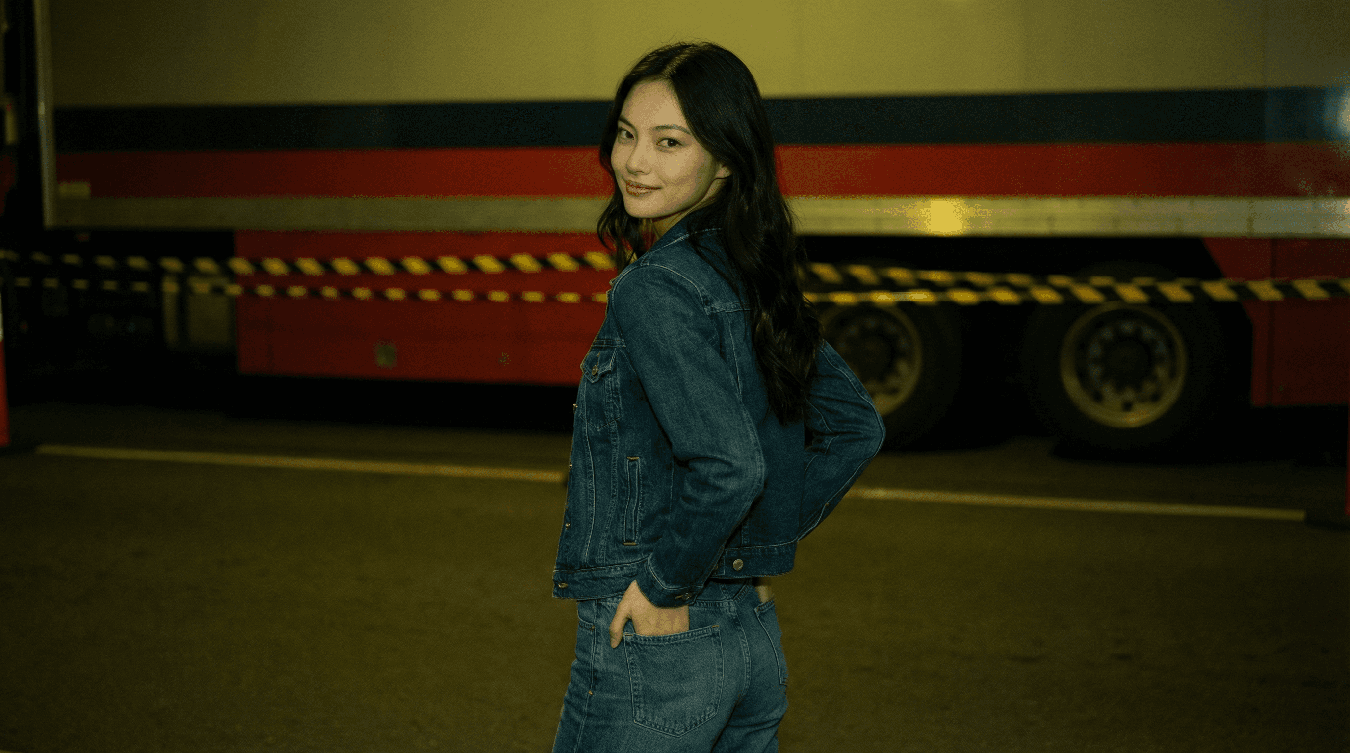 Weibliches KI-Model im Café am Fenster mit roter Beanie, lässigem Outfit und Matcha-Drink, entspannte Atmosphäre und natürlicher Lifestyle-Moment.