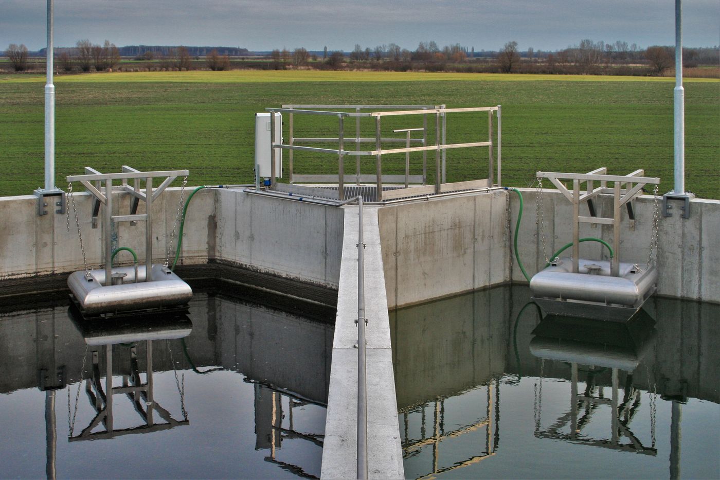 Twin SBR basins with BIODEC floating decanters at Ópusztaszer, Hungary