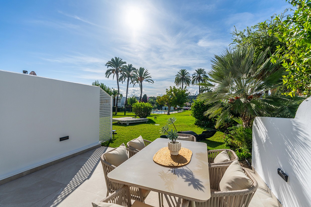 Exterior view of 'Casa Preciosa', a luxury townhouse in Nueva Andalucía with a private swimming pool and sunbathing area.