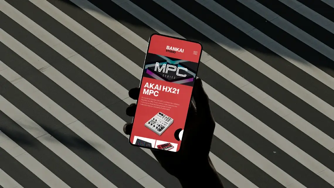 Hand hältet Iphone mit einem Onlineshop im Screen