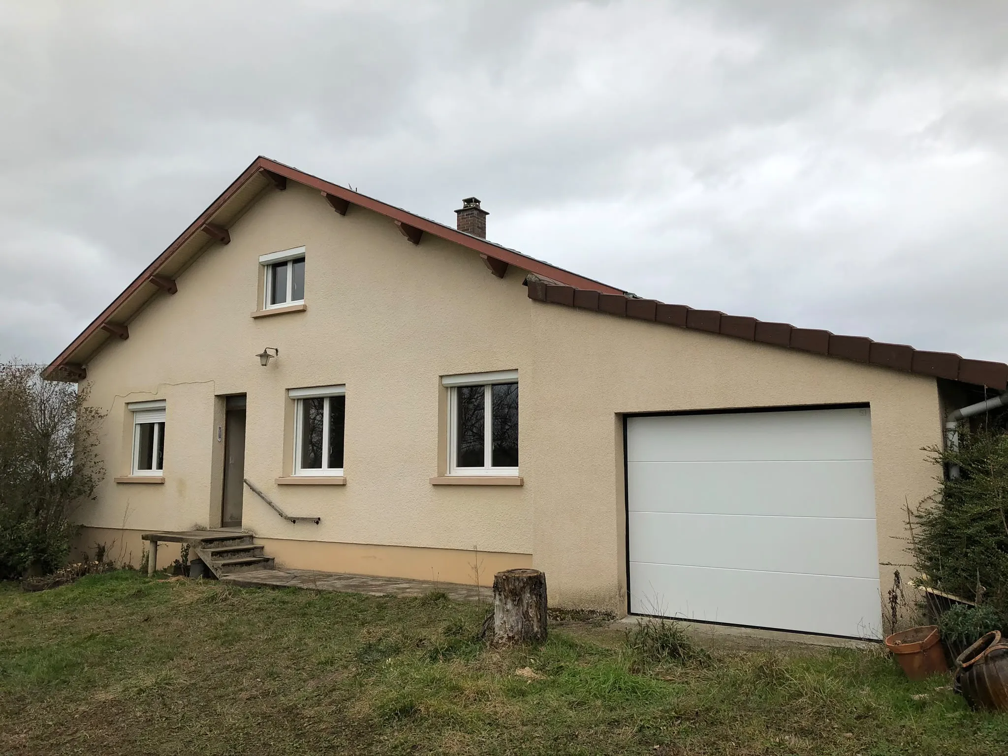 Vue d’une maison avec porte de garage blanche — AFermetures