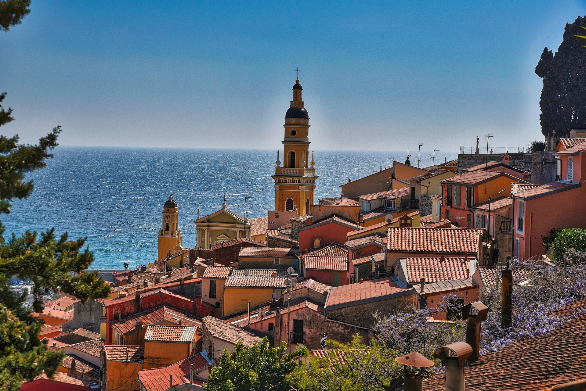 Vue sur les toits du village de Menton et son clocher dominant la mer Méditerranée.