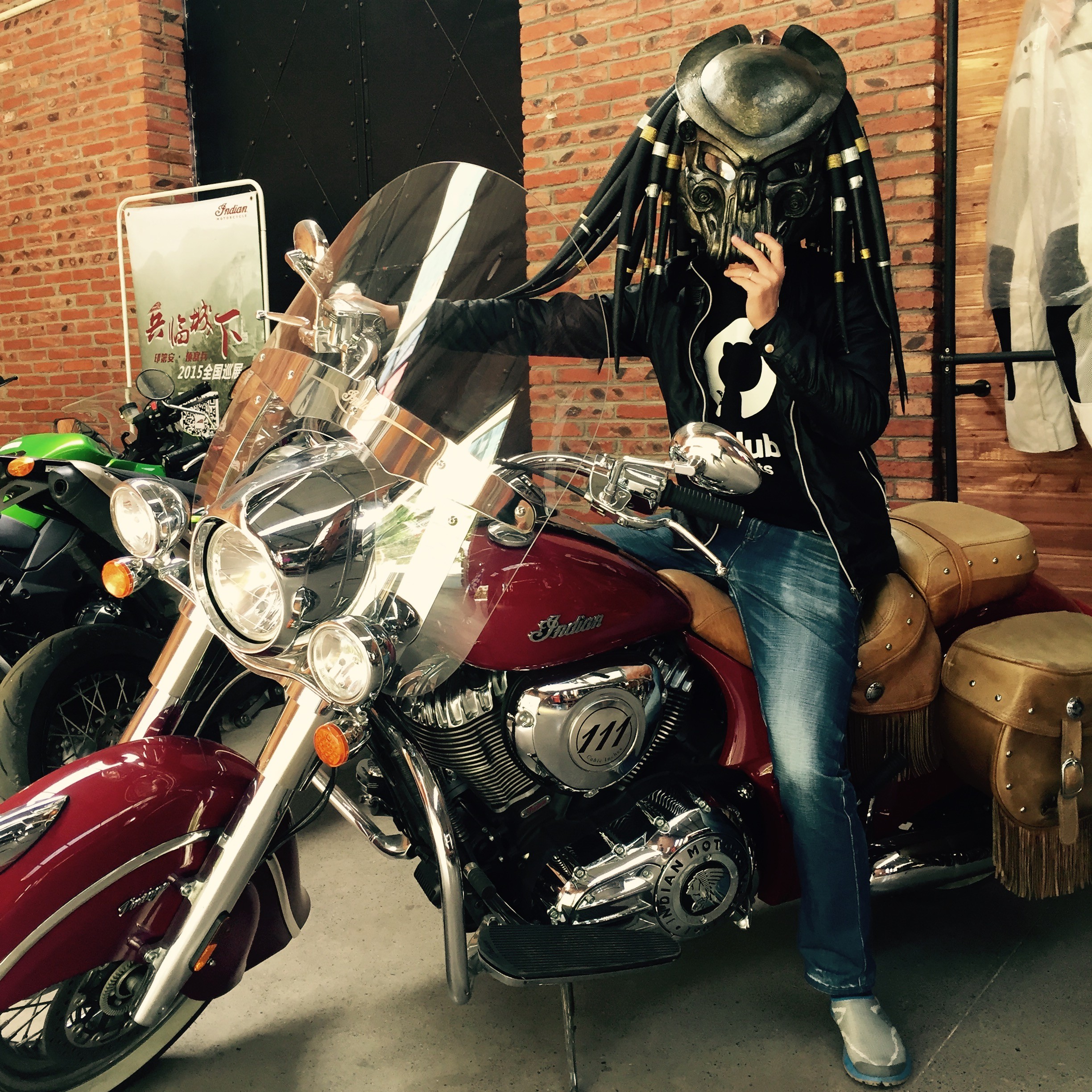 骑摩托车的人戴面具