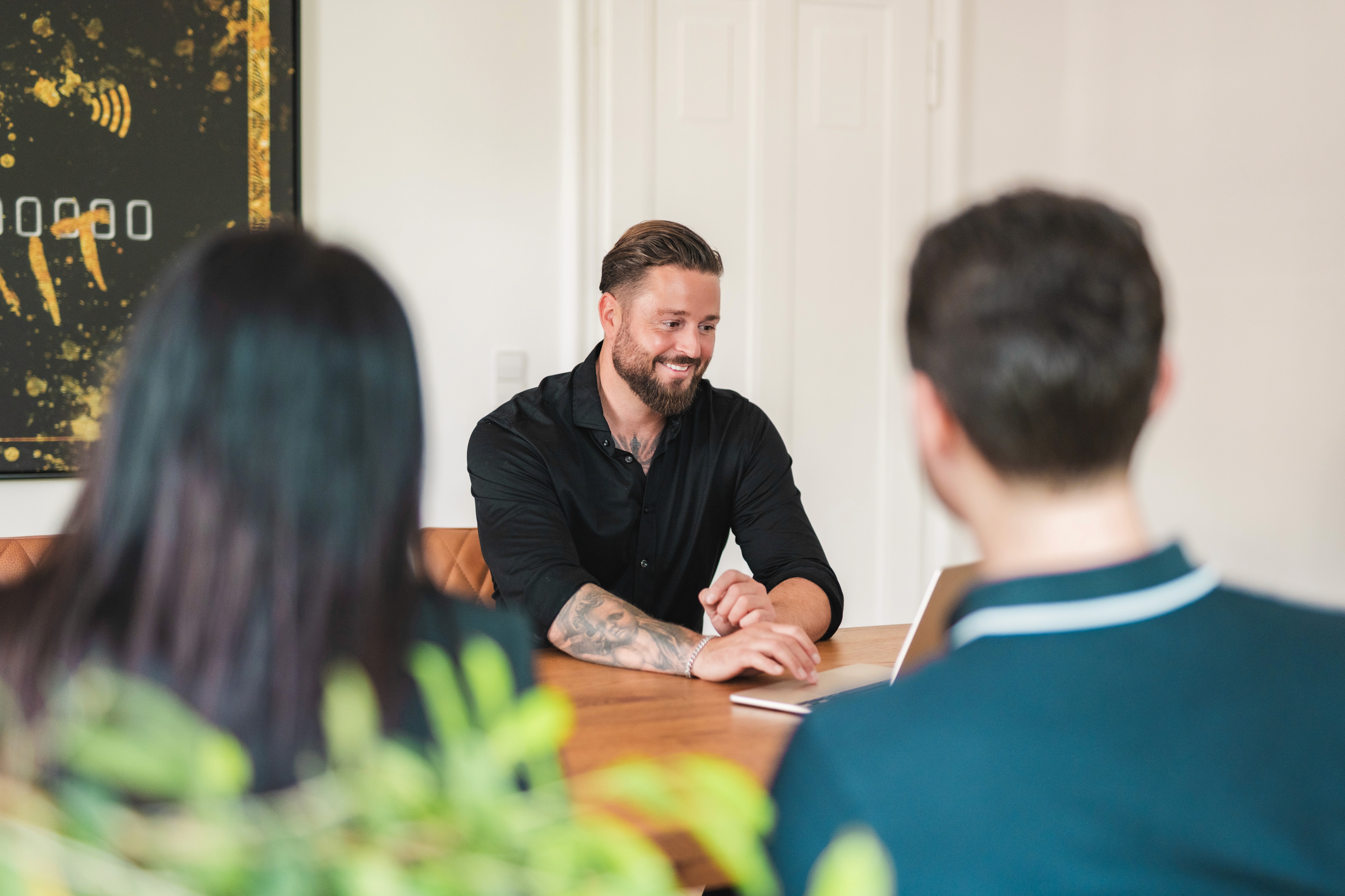 Robert schüttelt die Hand eines Kunden