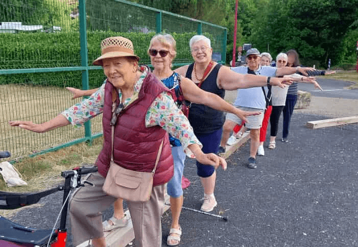 Séance de gym douce seniors adaptée aux personnes à mobilité réduite