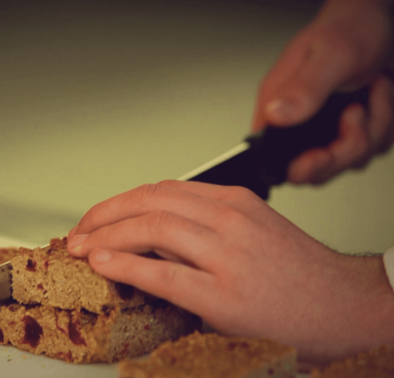 Slicing cake
