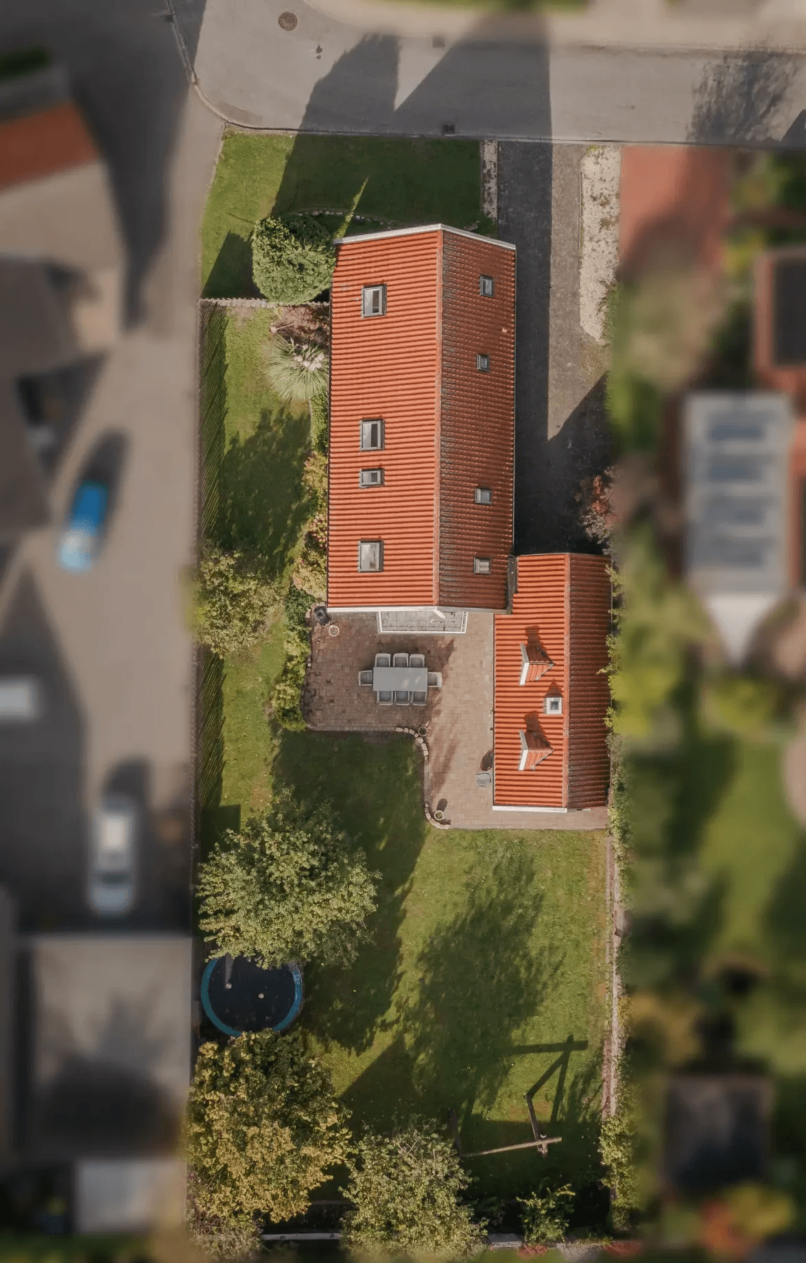 Senkrechte Luftaufnahme des Einfamilienhauses in Südlohn-Oedingund Garten; die Umgebung ist weichgezeichnet.