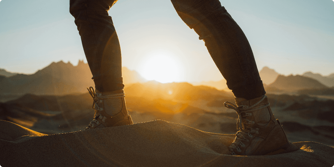 Wandelaar op het strand van Scheveningen tijdens zonsondergang
