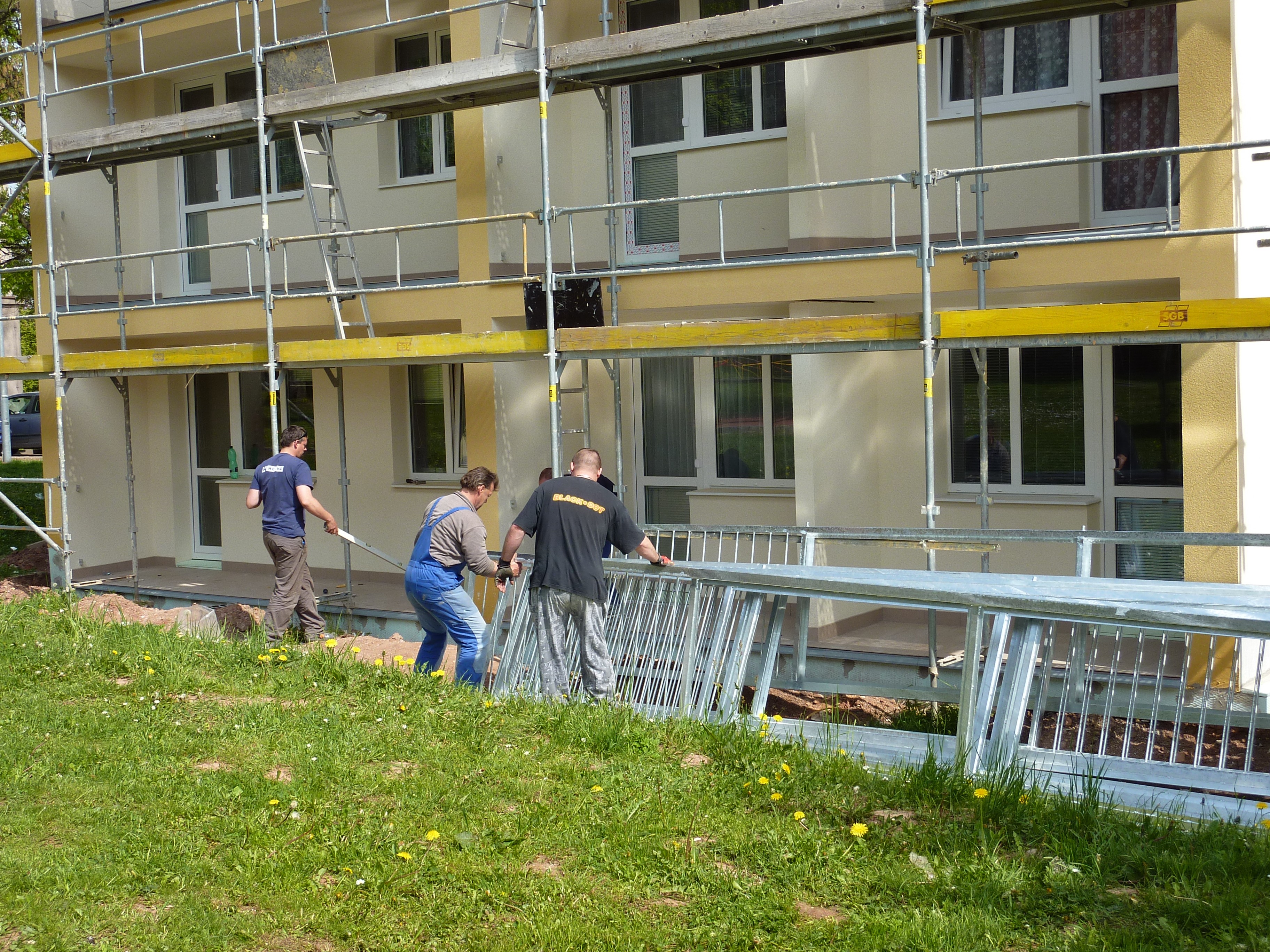 průběh rekonstrukce bytového domu