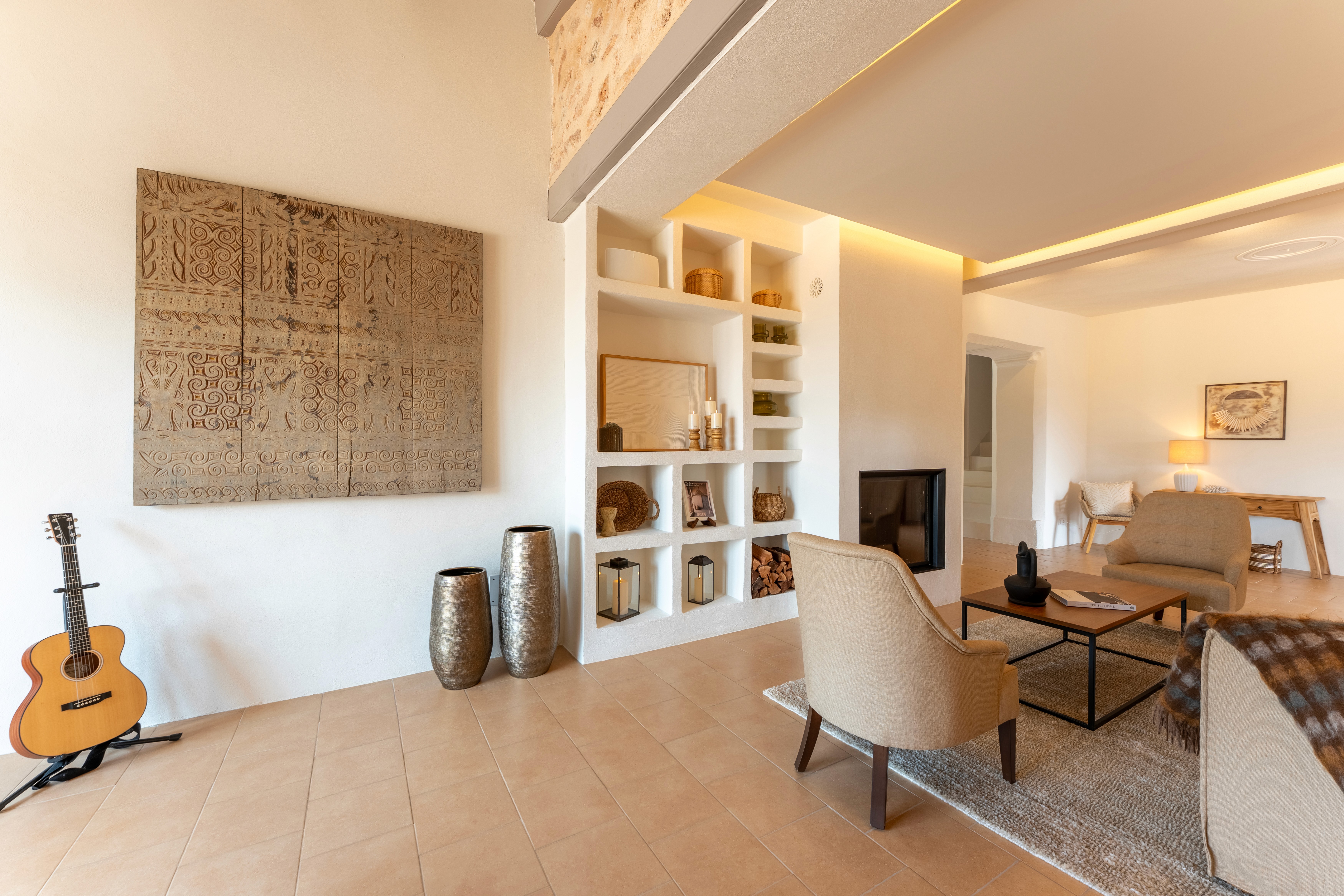 Wohnbereich der renovierten Finca in Felanitx mit Einbaumöbeln, Naturmaterialien und warmem mediterranem Interior