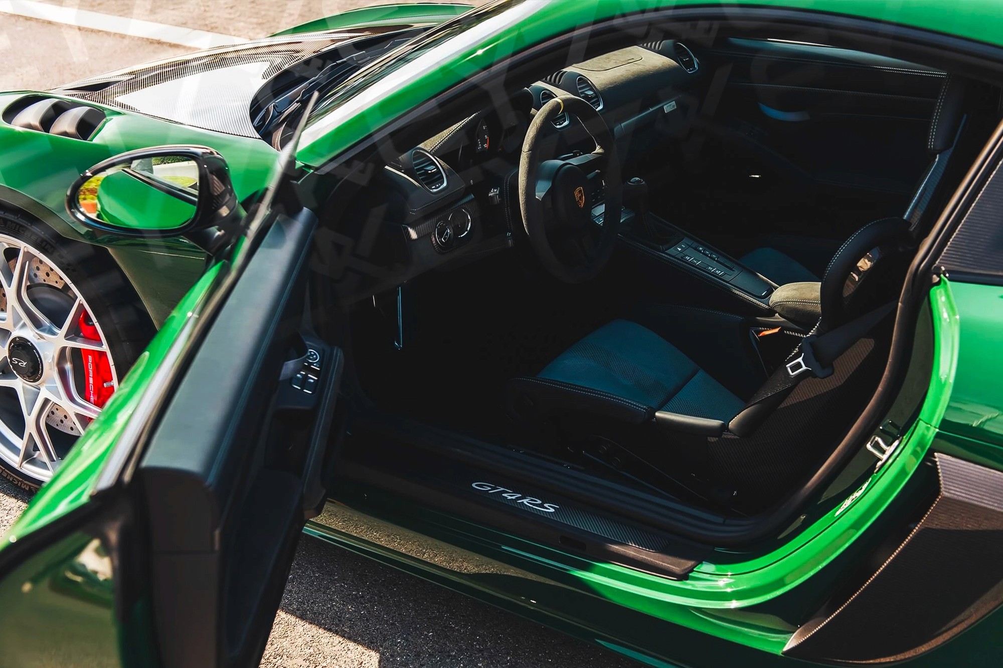 Vue interieur Porsche Cayman GT4 RS Vert – Location Supercar à Dubaï | Keyz Rent