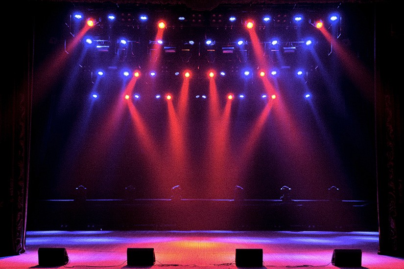 Une scène de concert sans public ou musicien en plein test son et lumieres avant un show. 