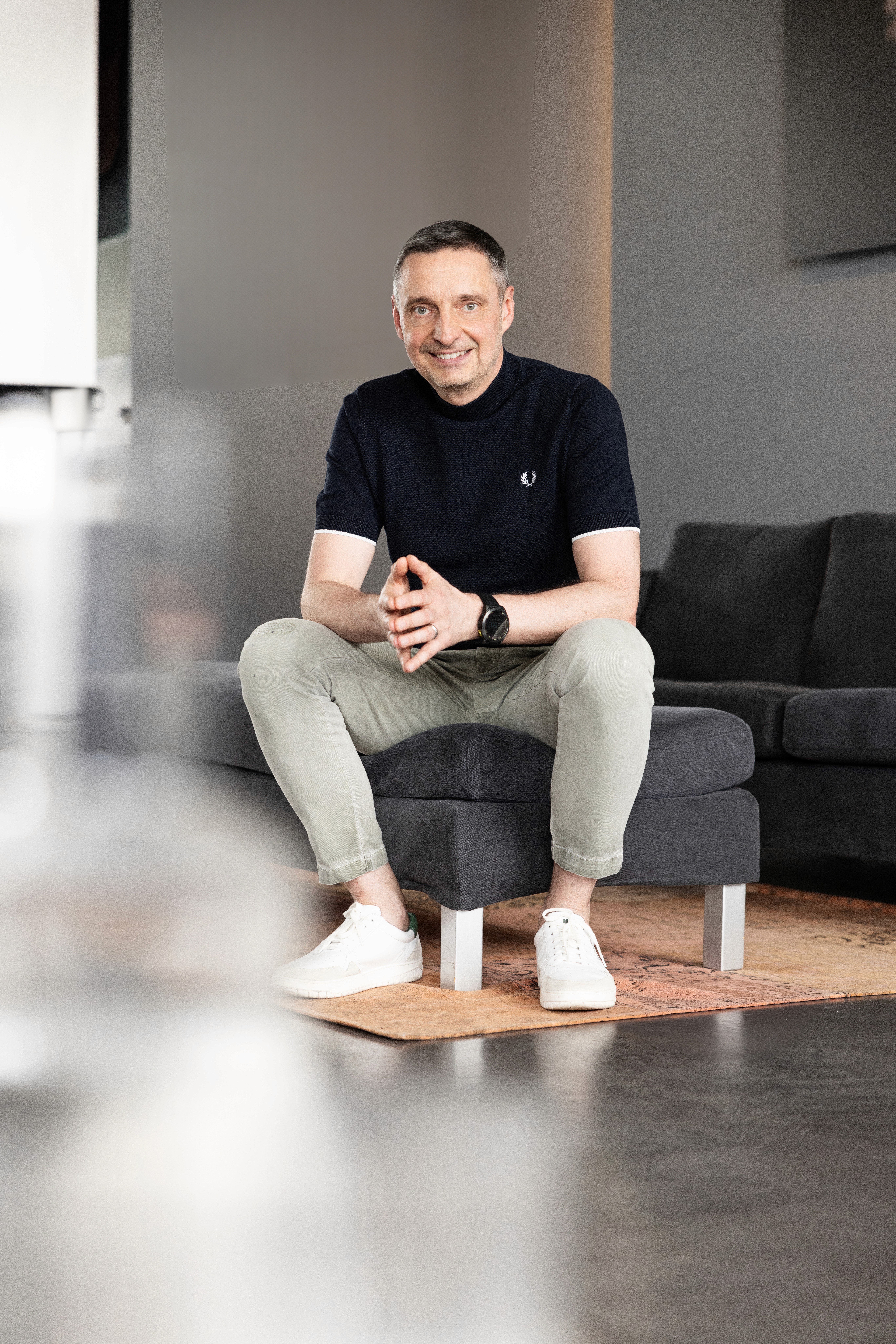 Business Coach Stefan Bischo von Leadtransform sitzt entspannt auf dem Sofa