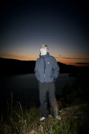 Dans le lookbook de la marque Danoise Another Aspect, le mannequin porte un costume gris et une chemise blanche