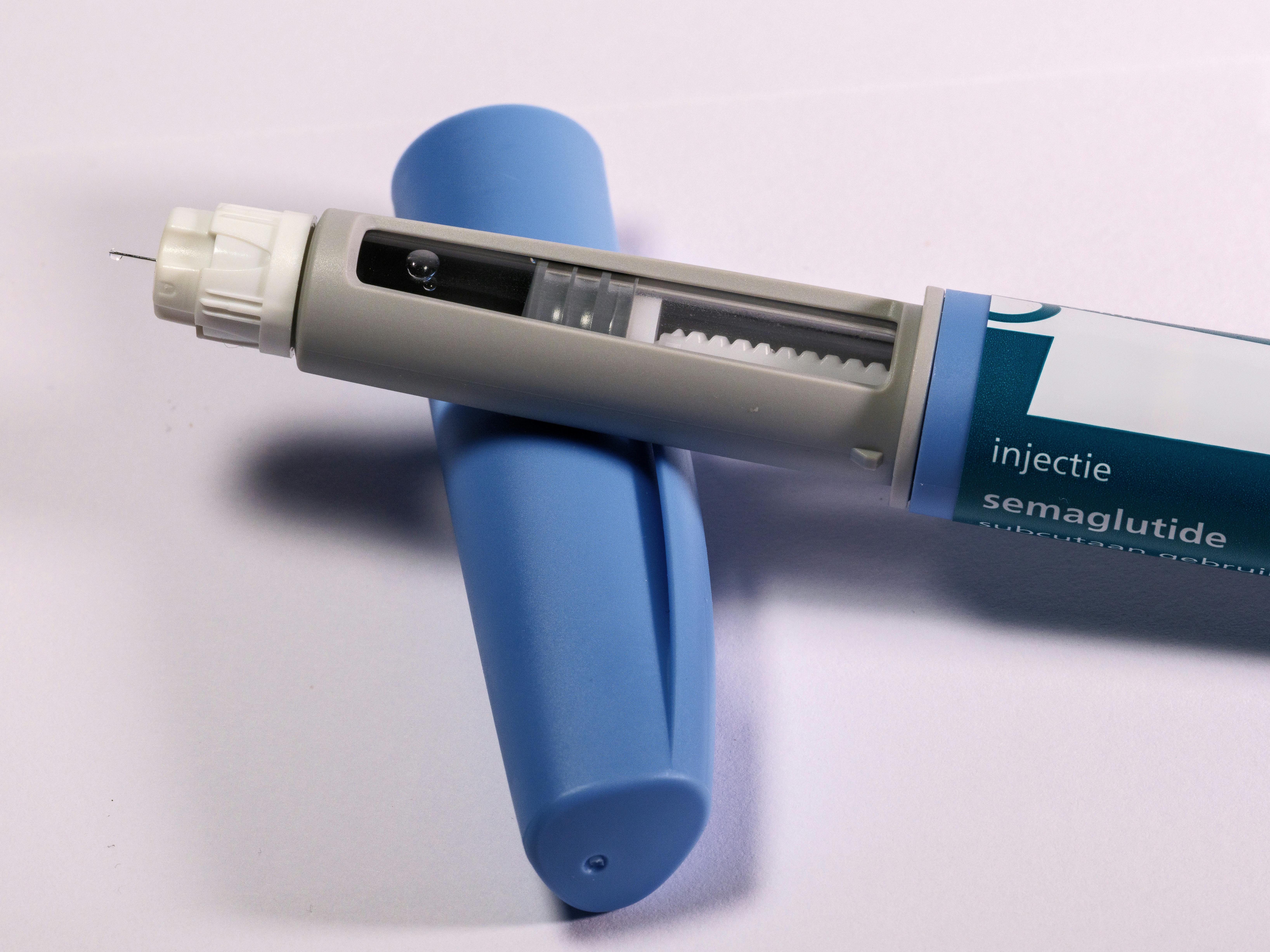 Stylo d'injection semaglutide, médicament pour le diabète, gros plan sur fond blanc.