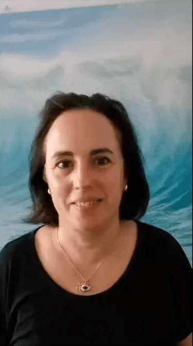 Ana Isabel, Teilnehmerin des Online-Gesangskurses 'Singen lernen in 30 Tagen'. Sie berichtet über ihre Fortschritte in den Bereichen Musical und Pop sowie ihre Erfahrungen als Hobby-Schauspielerin.