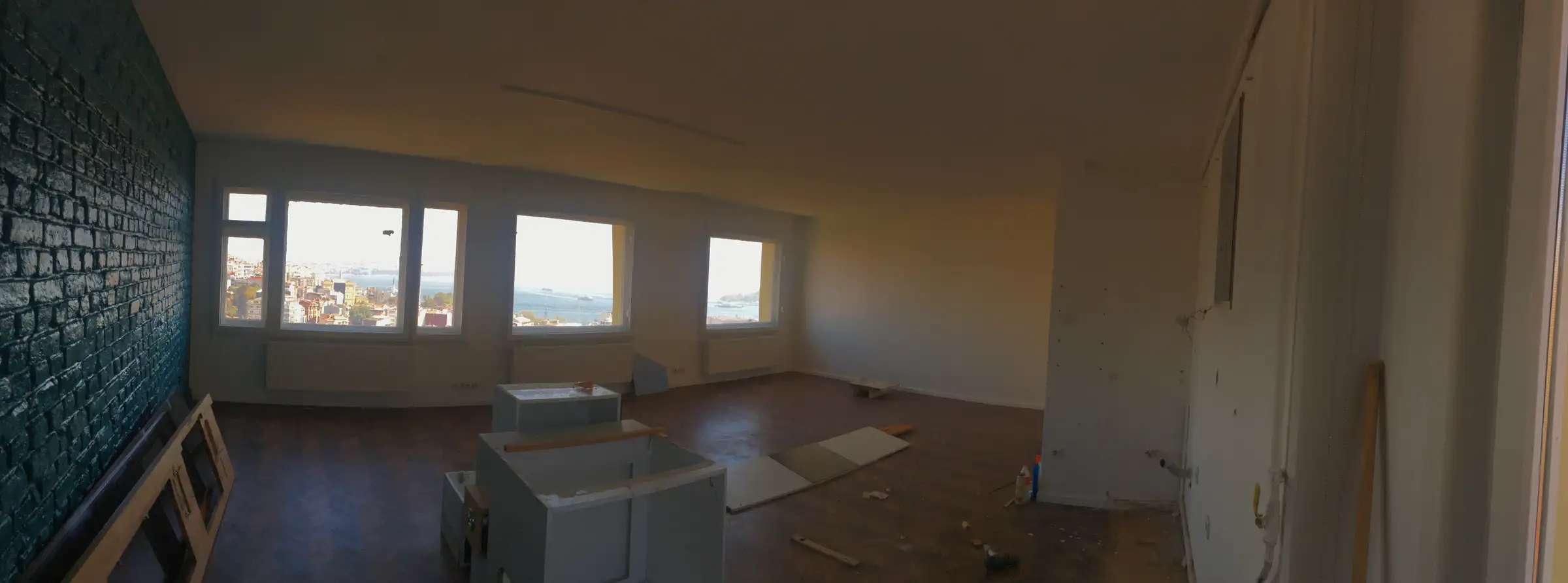 Panoramic view of the living room towards the windows before the renovation