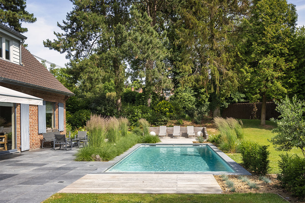 Piscine contemporaine et terrasse de maison individuelle à Lille — photographie immobilière Nord | Anteale | Yann Manac’h
