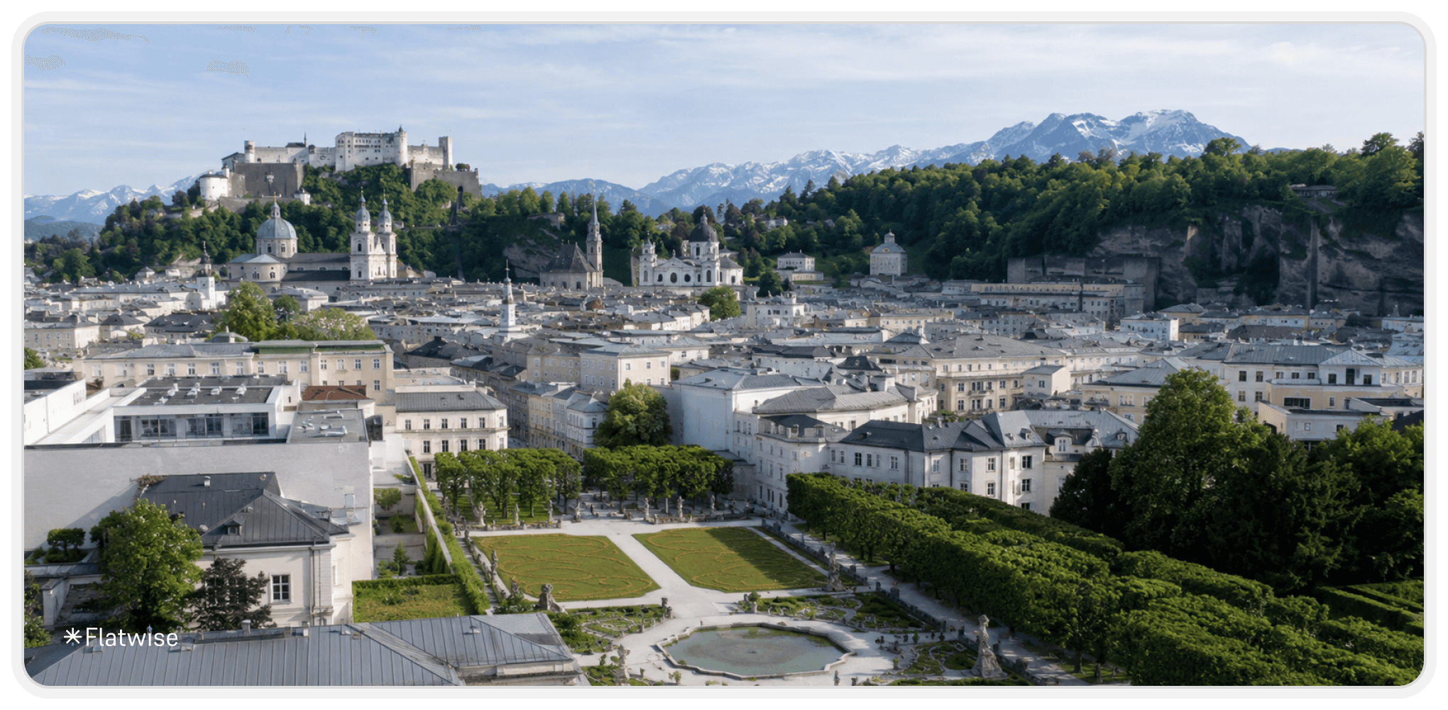 Salzburg aus der Vogelperspektive mit Mirabellgarten, Altstadt, Festung Hohensalzburg und Alpenpanorama in Österreich.