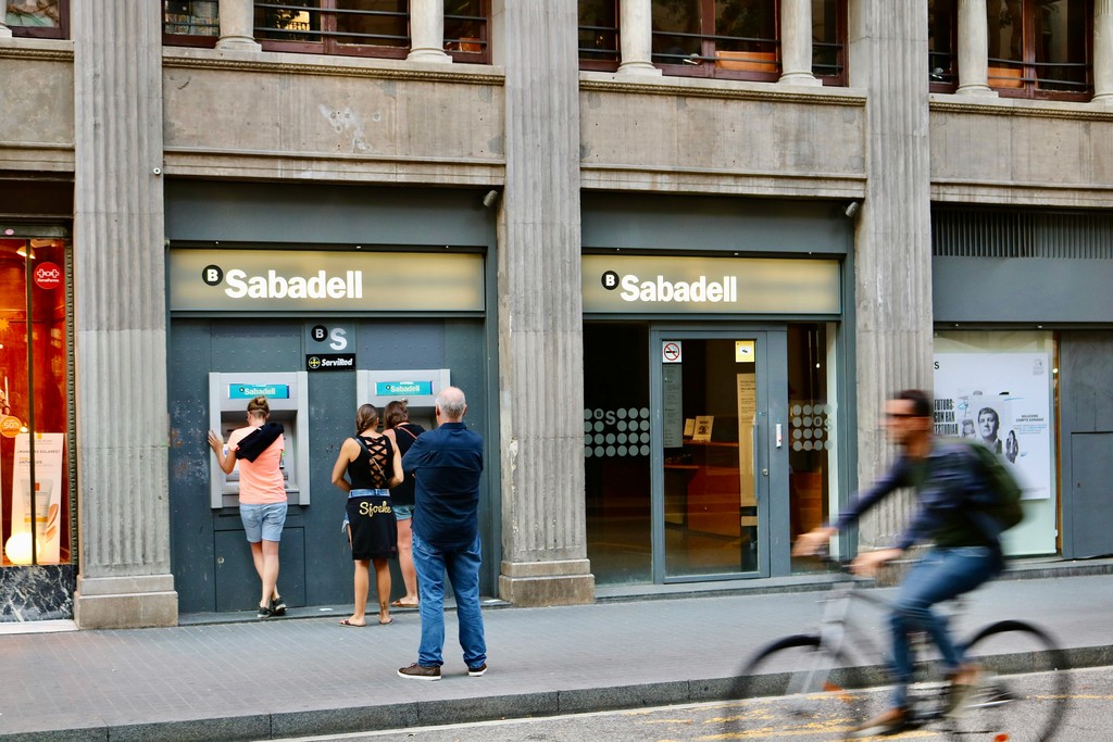 More banks in Europe are gradually supporting the EUR stablecoin consortium (Jorge Salas / Unsplash)
