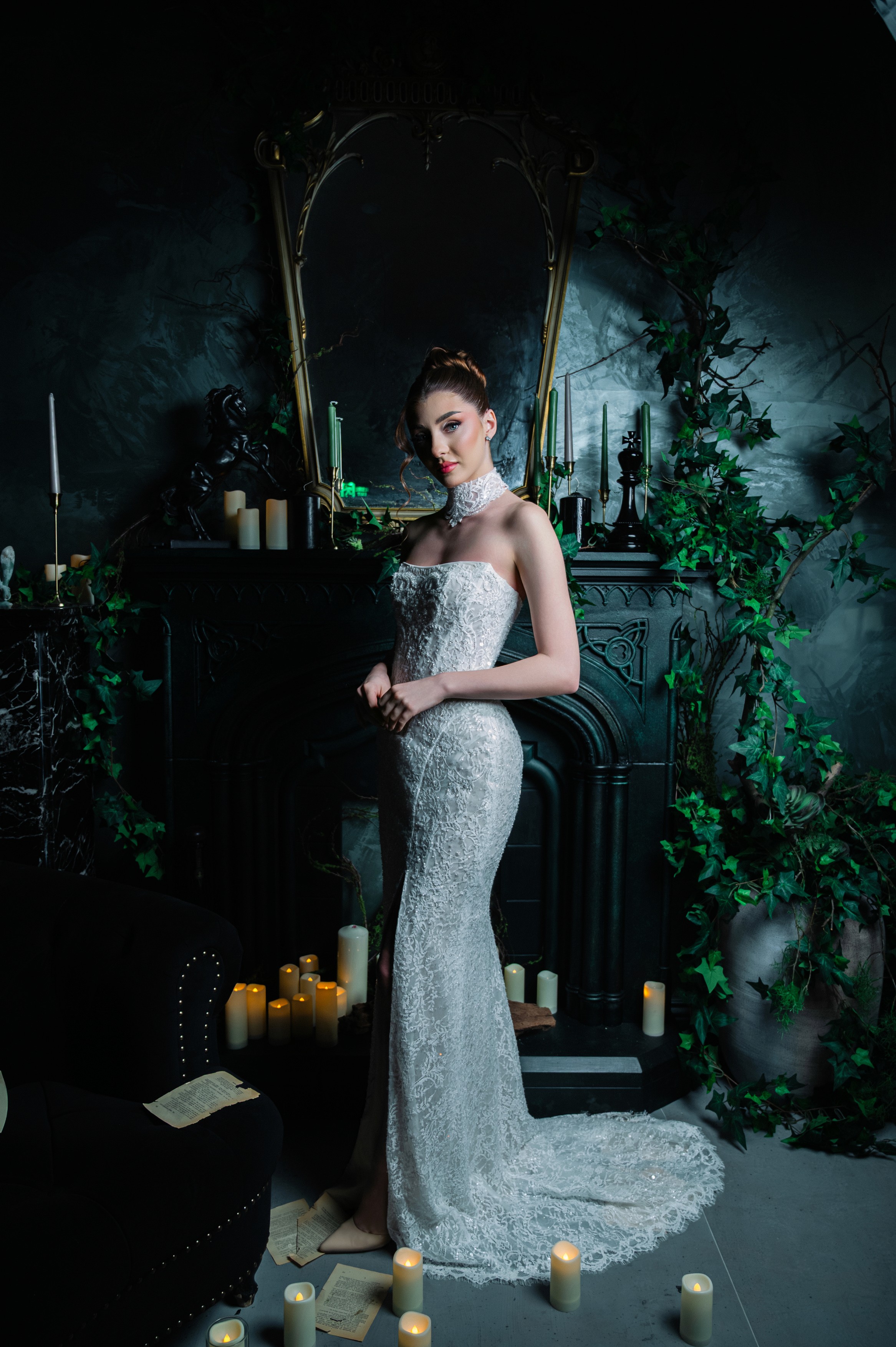 Mireasă elegantă fotografiată într-un decor dark cu lumânări și accente botanice, ședință foto de nuntă în București