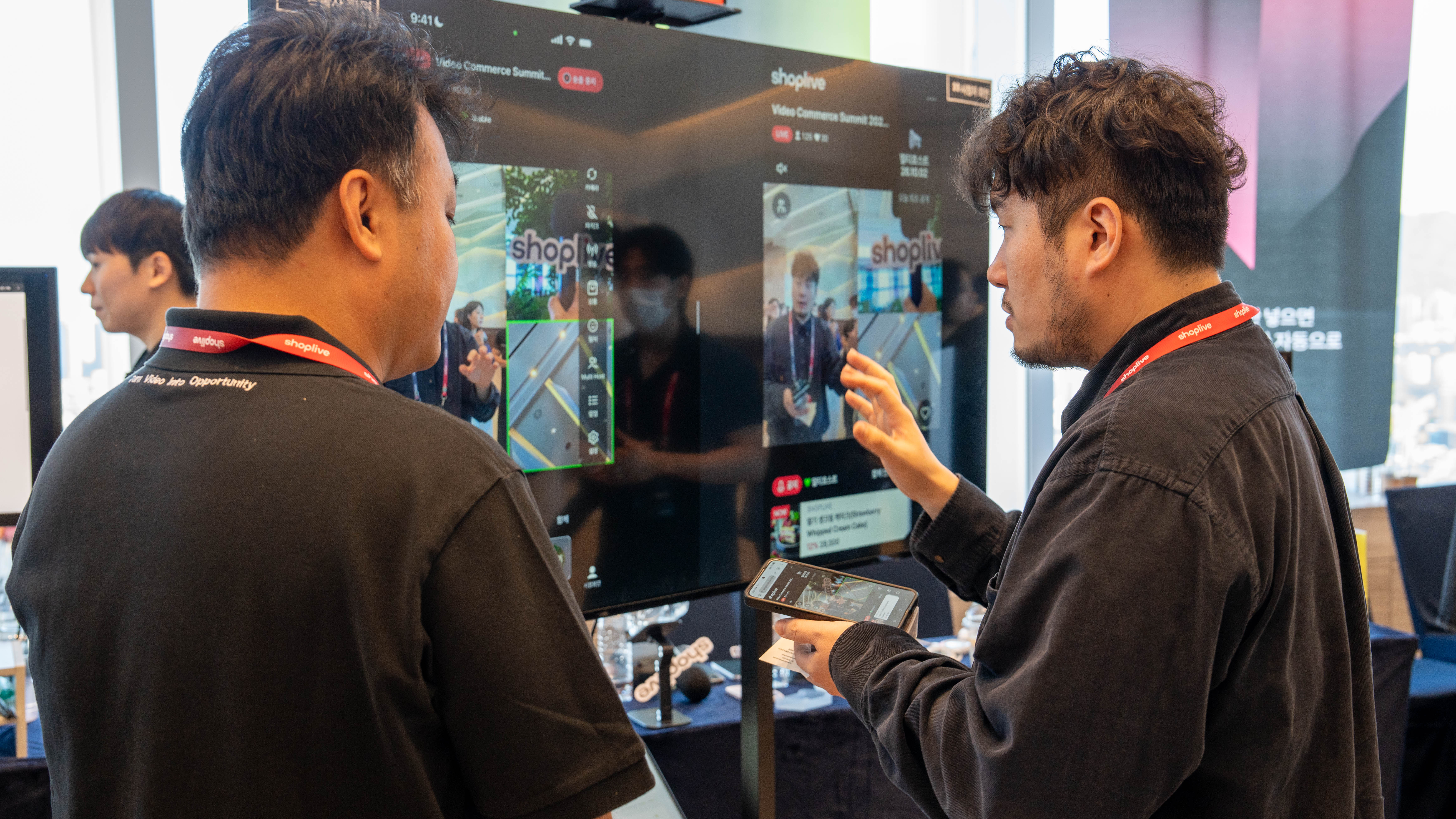 Shoplive Video Commerce Summit 2026のブース会場。AIチャットボットの体験やソリューションのデモ、ネットワーキングが行われたラウンジの様子