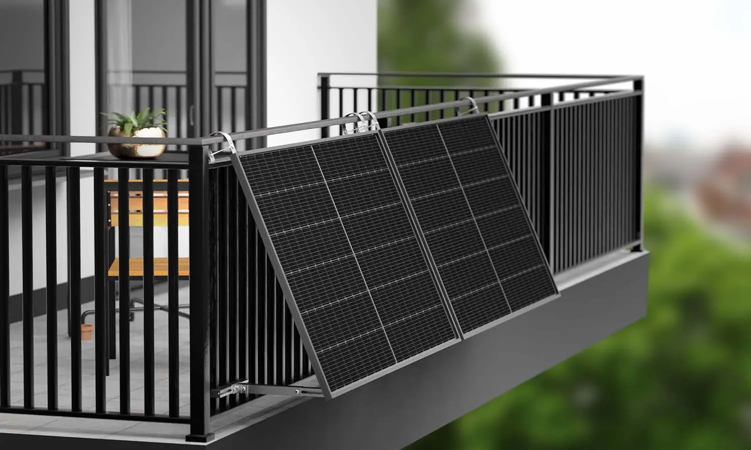Ein Balkon mit schwarzen Geländern, an denen Solarpaneele montiert sind, mit Grünpflanzen im Hintergrund.