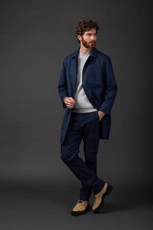 Dans le lookbook de la marque Danoise Another Aspect, le mannequin porte un costume gris et une chemise blanche