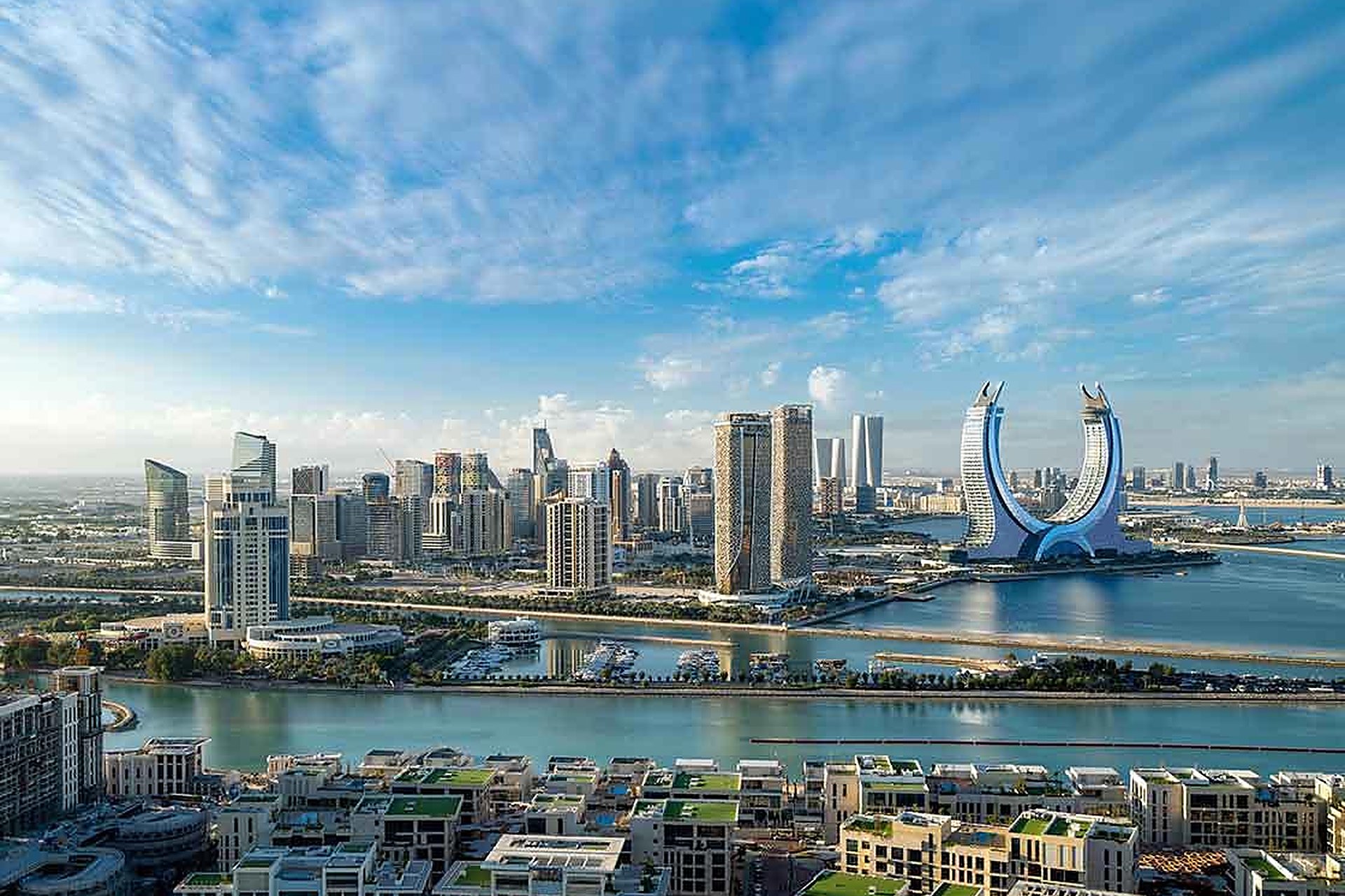 Lusail vue d'en haut, avec sa marina, ses tours et les tours Katara, la ville nouvelle au nord de Doha, au Qatar