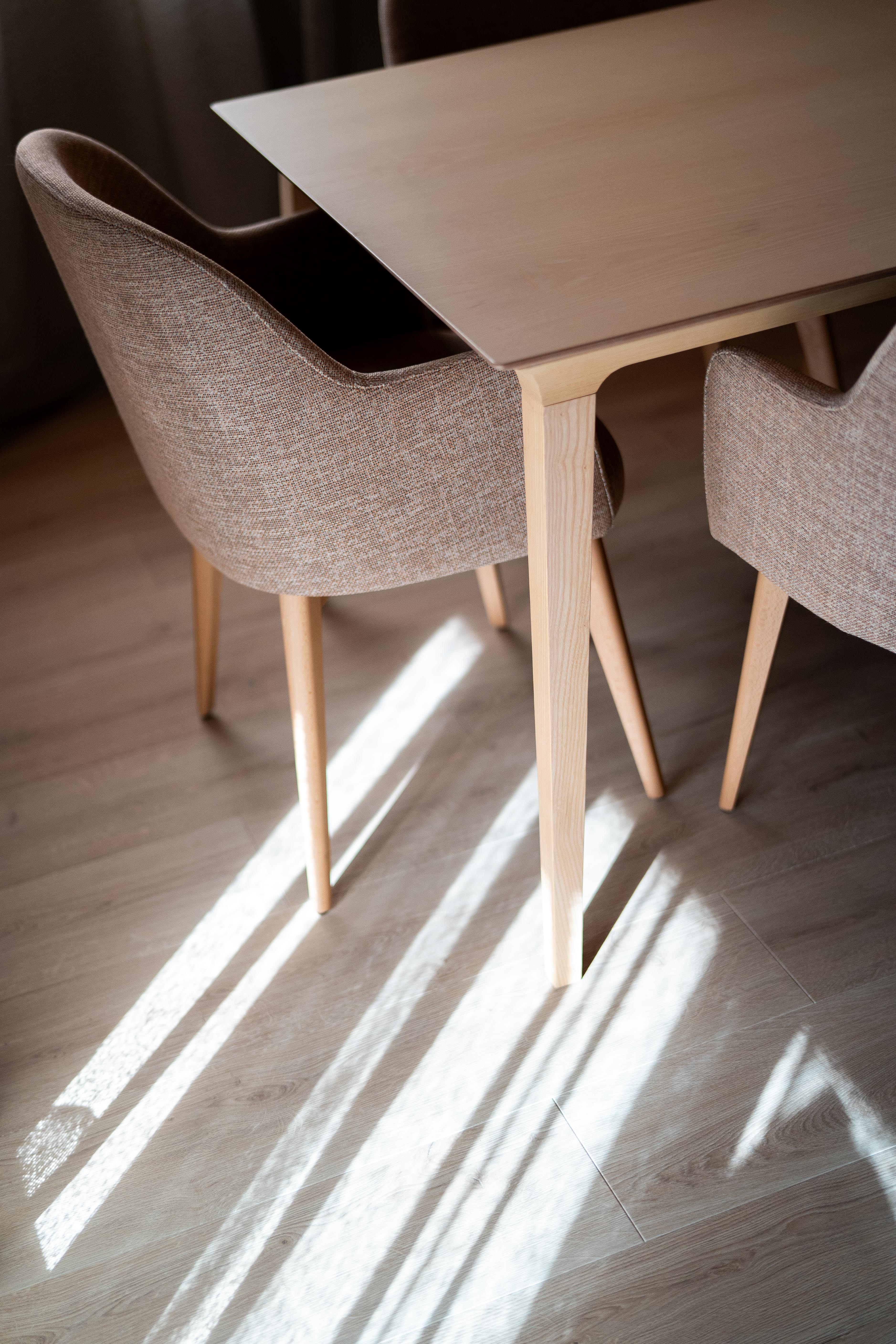 Detalle de mesa y sillas de comedor con luz natural