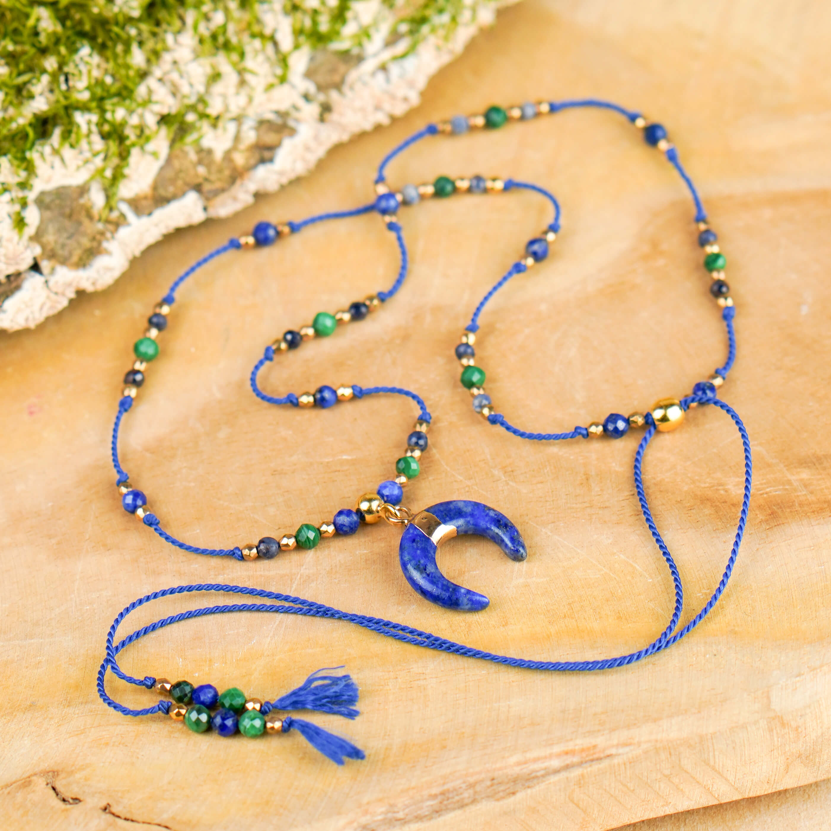 Ręcznie robiony naszyjnik na sznurku z kamieniami naturalnymi w odcieniach niebieskiego i zieleni