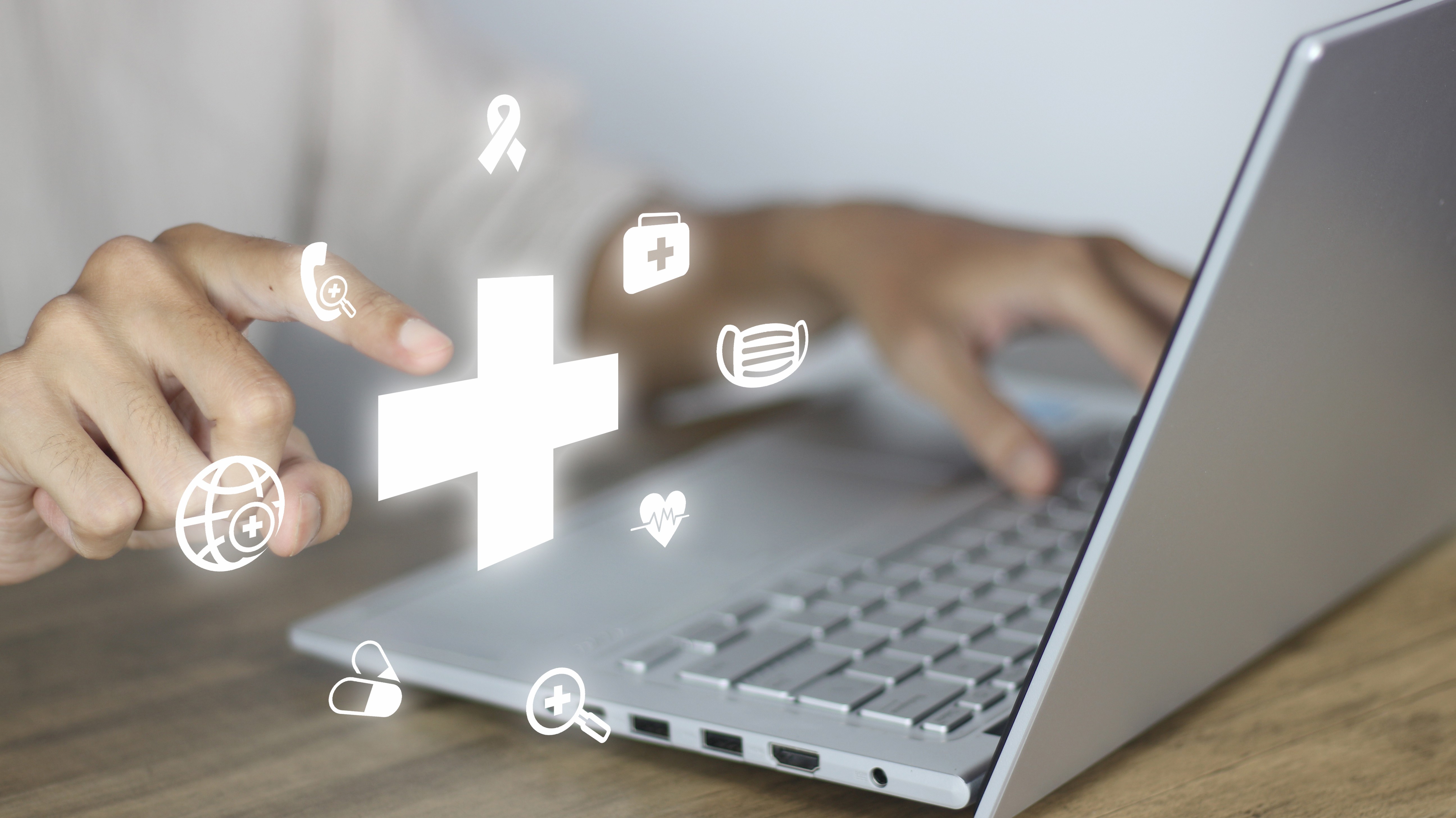 Hand zeigt auf Symbole am Computer Quelle denis_AdobeStock