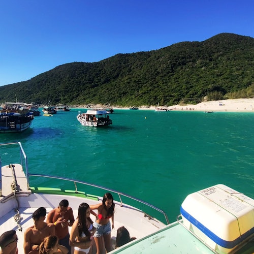 Arraial do Cabo: Tur ghidat cu barca + Transfer dus-întors + Bilete pentru prânz în Rio de Janeiro