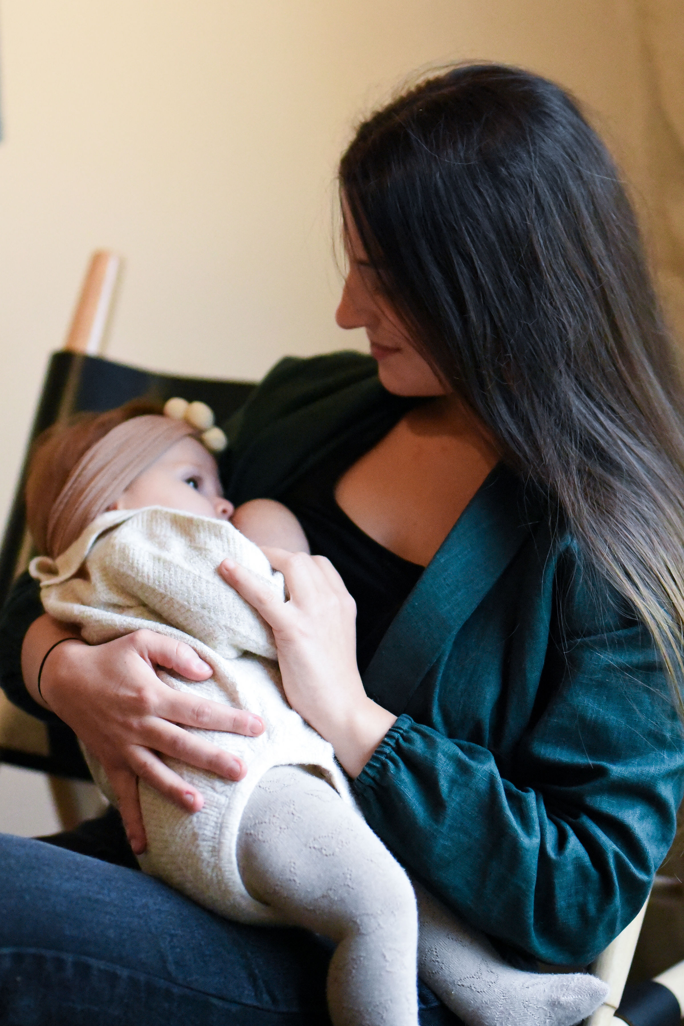 Une image qui capture l’essence même du confort : un chemisier d’allaitement doux, enveloppant et parfaitement ajusté. Chaque couture, chaque matière a été pensée pour offrir une sensation de bien-être immédiat, permettant aux mamans de se sentir libres, détendues et pleinement elles-mêmes. Un confort qui se voit… et qui se ressent au quotidien.