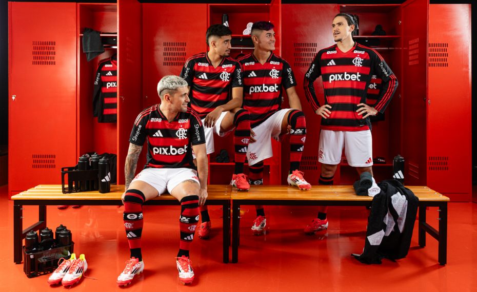 Flamengo homenageia superstições dos torcedores em lançamento de novo uniforme