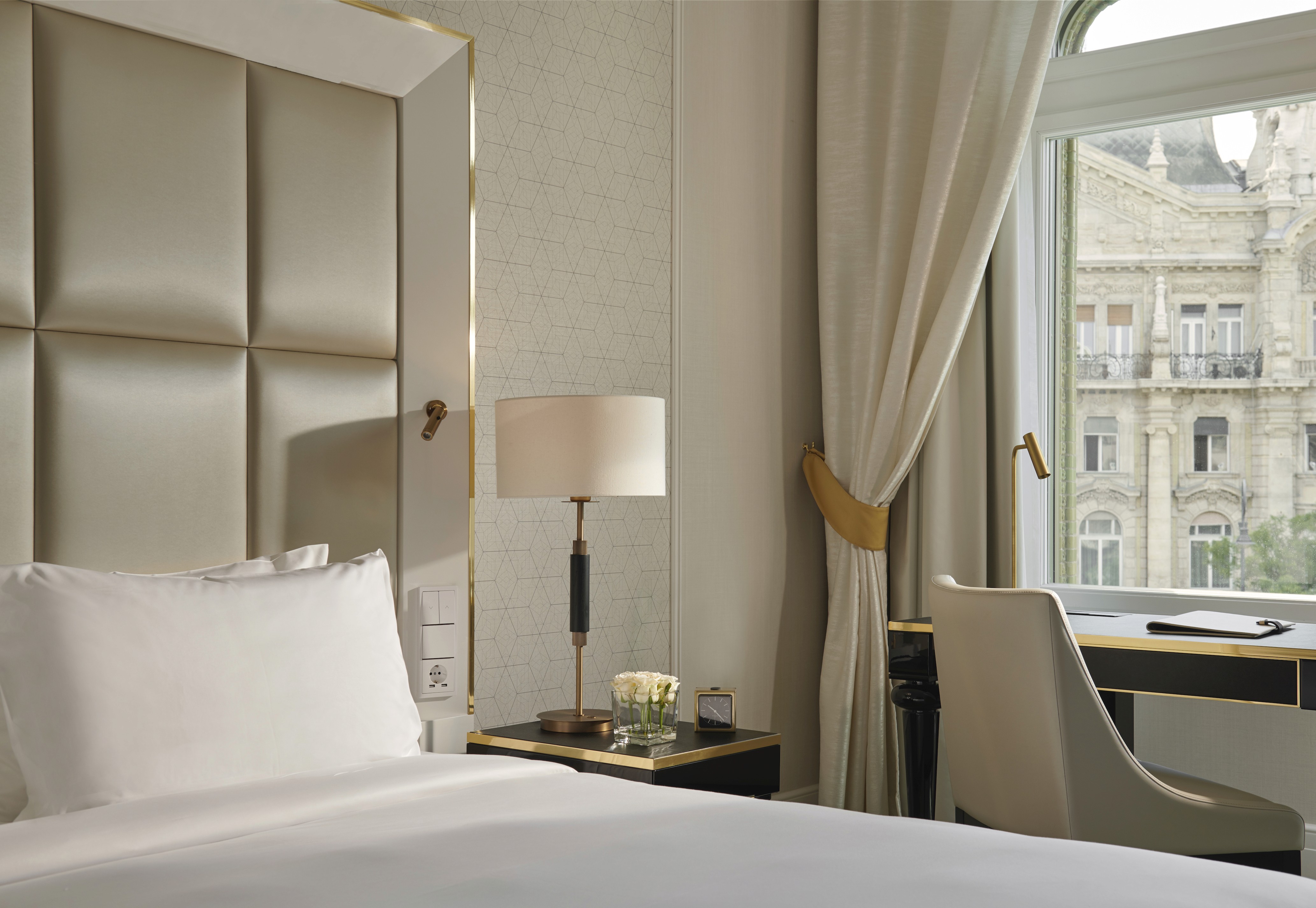parisi udvar_white room