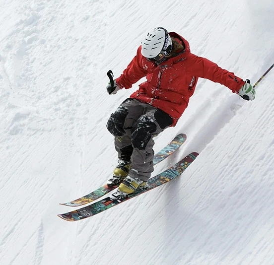 Homme avec skis alpins disponible à la location sur jam